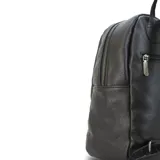Mochila de cuero sintético color mostaza con diseño capitoneado. Presenta una franja vertical central en tonos blanco y beige, bolsillo frontal con cierre y correas regulables.