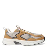 Championes de estilo running con diseño urbano, confeccionados en una combinación de malla y paneles de gamuza sintética en tonos tostado y gris. Presentan suela de goma gruesa con detalles en negro y blanco, cierre con cordones y tirador en la lengüeta.