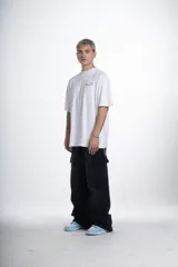 Remerón blanco de manga larga, corte holgado, con un pequeño bordado frontal en color rojo que dice "animal" con un arco sobre la palabra.