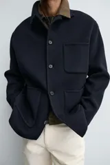 Sobrecamisa de corte regular confeccionada en tejido de lana doble faz, con cuello solapa, manga larga con puño abotonado, cierre frontal de botones y bolsillos de plastrón en pecho y cadera.