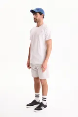 Remera básica de algodón color blanco, con cuello redondo y mangas cortas.