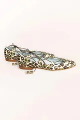 Bailarinas con estampado animal print en tonos verde y marrón, con base de napa naranja y cordones finos con borlas.