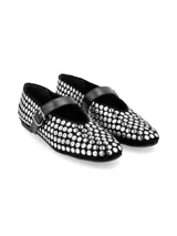 Ballerinas tipo Mary Jane de cuero nobuck negro, completamente cubiertas de apliques metálicos plateados. Tienen tira con hebilla en el empeine y diseño de punta cuadrada.