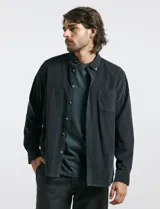 Camisa de manga larga confeccionada en pana de algodón, con cuello button-down y bolsillo frontal en el pecho.