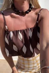 Top corto tipo balloon de color marrón oscuro, con breteles finos y diseño abullonado con elástico en el escote y el ruedo.