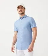 Camisa celeste de manga corta, corte slim fit, con cuello clásico, cierre con botones y bolsillo en el pecho. Marca Preston Field.