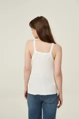 Musculosa roja de punto canale con breteles finos, corte holgado y escote cuadrado.