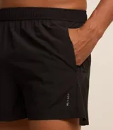 Bermuda deportiva masculina modelo runner, confeccionada en tejido técnico de poliéster con elastano. Presenta cintura elástica con cordón interno de ajuste, recortes laterales y bajo redondeado para mayor libertad de movimiento.