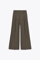 Pantalón de tiro medio con pinzas en el delantero, corte recto y amplio. Cuenta con trabillas en la cintura, bolsillos laterales y cierre frontal con cremallera, botón y gancho metálico.