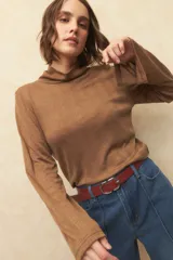 Polera marrón de algodón con cuello alto y mangas largas acampanadas.