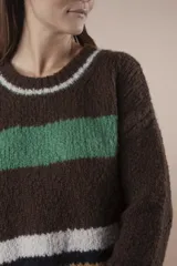 Sweater de lana marrón con rayas horizontales en verde, blanco y naranja. Tiene mangas largas y corte holgado.