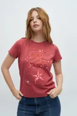 Remera de cuello redondo y manga corta, color rojo con estampado artístico de motivos marinos que incluye un pulpo, una estrella de mar y una ostra con perla.