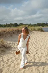 Conjunto de chaleco con botones y pantalón palazzo de crepé color negro.