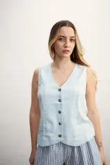 Chaleco sin mangas color celeste claro, con escote en V y cierre frontal con botones oscuros. Presenta un diseño entallado con costuras verticales.