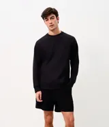 Bermuda de hombre de corte clásico, color negro, con cintura elástica con cordón de ajuste y bolsillos laterales.