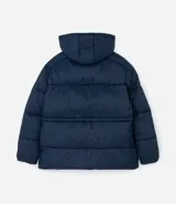 Campera puffer acolchada color azul marino, con capucha, cierre frontal con broches a presión, bolsillos laterales y cordón regulador en la cintura para ajuste entallado.