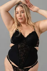 Corset largo negro con copa, confeccionado en lycra y puntilla. Tiene ballenas en la parte delantera y ganchos reforzados en la espalda.