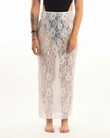 Pollera larga negra de encaje, corte recto y tiro alto, con forro interior que llega hasta la mitad del muslo.