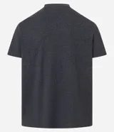 Remera gris oscura de media malla, corte comfort, cuello redondo y mangas cortas. Estampado frontal con el logo de Fender y un amplificador Bassman.