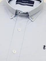 Camisa de hombre de corte clásico, color celeste, con cuello abotonado y logo bordado en el pecho. Confeccionada en algodón de alta calidad.