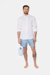 Short de baño azul con estampado de veleros blancos, cintura elástica con cordón ajustable, dos bolsillos laterales y suspensor de malla fina.