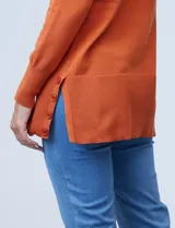 Buzo negro tejido en hilado fino, marca Tint & Shadow, con ruedo lateral y aplique de botones.