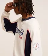 Buzo cerrado masculino de algodón y poliéster, corte boxy, cuello redondo, manga larga, estampa lettering, detalles contrastantes y barras ajustadas.