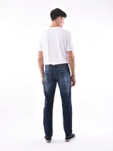 Jean azul oscuro de corte recto, con bolsillos delanteros y traseros.