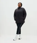 Campera puffer color marrón, de corte alargado y relajado, confeccionada en microfibra de poliamida ultraleve. Posee cuello alto, manga larga, cierre delantero con cremallera y bolsillos laterales funcionales.