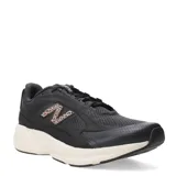 Championes de entrenamiento New Balance modelo Ctlyst, color negro con entresuela blanca. Presentan un diseño de malla técnica transpirable con refuerzos sintéticos y el logo lateral con estampado animal print.