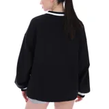 Buzo oversize Fila negro con cuello en V y ribetes blancos en cuello y puños. Logo de Fila estampado en blanco en el pecho.