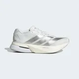 Championes de running Adidas modelo Adizero Boston 13, color blanco con detalles plateados. Presentan una parte superior de malla transpirable, entresuela con tecnología Lightstrike Pro y Energyrods para un retorno de energía eficiente, y suela Lighttraxion con caucho Continental para mayor tracción.