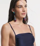 Malla enteriza azul marino con escote cuadrado, breteles finos y detalle de fruncido con lazos en los laterales.