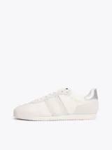 Zapatillas deportivas Tommy Jeans color blanco con detalles en gris y plateado. Exterior de malla con paneles de ante a contraste y panel metalizado en el talón.