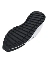 Championes Under Armour modelo Essential Runner, de diseño retro en color blanco con detalles en negro. Presentan una parte superior de nailon transpirable con revestimientos de gamuza, plantilla de espuma de lujo y entresuela de EVA para mayor amortiguación.