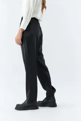 Pantalón de vestir color marrón satinado, de tiro medio, corte recto y con bolsillos laterales.