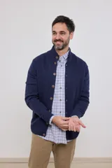 Cardigan de tejido de punto color azul piedra melange, con cuello mao y cierre frontal de botones.