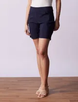 Short blanco de gabardina elastizada, marca Zac & Rachel, con pretina ancha elastizada y bolsillos delanteros.