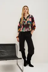 Camisa de viscosa con estampado abstracto multicolor, corte holgado, cuello redondo con cordones y mangas tres cuartos.