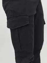 Pantalón cargo negro con cierre de cremallera y bolsillos laterales con fuelle y tapa. Confeccionado en tela con elastano.