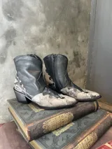 Bota corta negra de cuero con puntera de cuero con estampado de piel de serpiente y cierre lateral con cremallera.