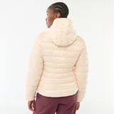 Campera ligera acolchada con capucha, diseño de matelassé horizontal, cierre frontal y bolsillos laterales.
