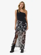 Pollera larga de tiro alto con estampa animal print tipo vaca, confeccionada en tejido liviano y fluido. Presenta un tajo frontal con detalle de volados en los bordes.