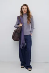 Pantalon de corte recto y pierna ancha, confeccionado en tela tipo denim color azul oscuro, con costuras a contratono y detalle de abertura lateral en el ruedo.