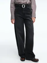 Pantalón de jean estilo boyfriend con corte ancho y relajado, color negro lavado. Presenta cintura alta con cinto incorporado del mismo material y hebilla metálica.