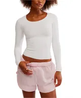 Top de manga larga con textura acanalada y escote redondo, confeccionado en tejido elástico y ajustado al cuerpo.