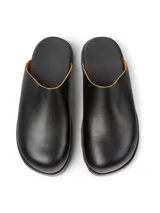 Zuecos negros de cuero vacuno con suela track.