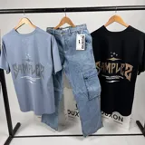 Remera celeste de algodón con estampa en la espalda con el texto "SAMPLE" y el logo de la marca DUXON.