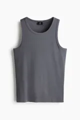Musculosa gris oscuro de punto acanalado, confeccionada en mezcla de algodón, con cuello redondo y diseño ajustado slim fit.