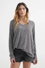 Sweater gris de tejido de punto acanalado, con escote en V y mangas largas.